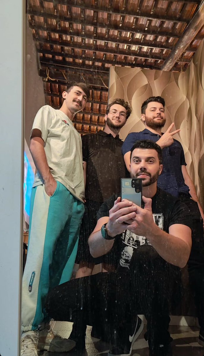 🚨 A REDSTONE GANG ESTA REUNIDA!

Viniccius13 postou nos stories uma foto com Davi, Napoleon e Knadez