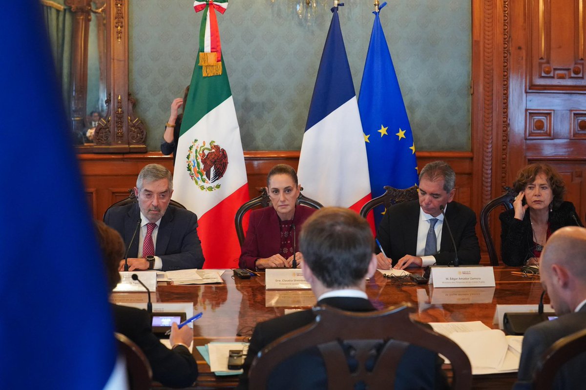 SRE_mx's tweet photo. 📸 En el marco de la visita del presidente de la República Francesa, Emmanuel Macron (@EmmanuelMacron), a la presidenta Claudia Sheinbaum Pardo (@Claudiashein), en Palacio Nacional, el canciller Juan Ramón de la Fuente suscribió con el ministro de Europa y Asuntos Exteriores, Juan-Noël Barrot (@jnbarrot), el memorándum de entendimiento en materia de Colaboración en Política Exterior Feminista, entre la @SRE_mx y @francediplo.

Este memorándum tiene como objetivo primordial reforzar la promoción de la política exterior feminista, mediante acciones conjuntas que contribuyan a consolidar y avanzar la igualdad de género, en este caso, en el ámbito de la diplomacia pública.

🇲🇽🤝🇫🇷