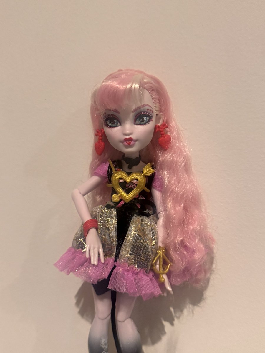 SweeetScreams's tweet image. very rough restyle while i work up the courage to paint her pieces and think of what to do