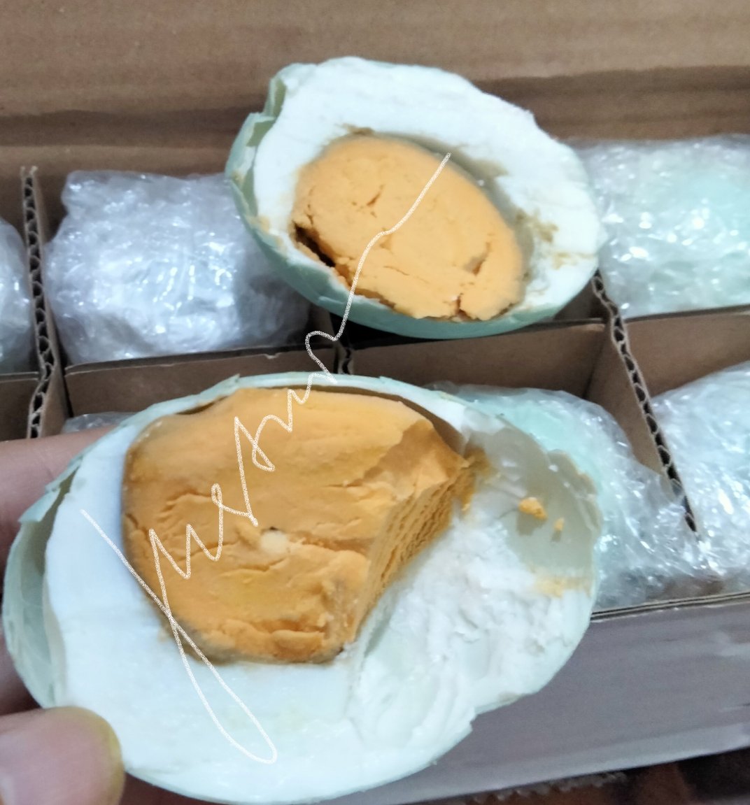 Alhamdulillah...telor asin made by teh <a href="/Anilajanah/">ꍏꈤꀤ꒒ꍏ 🙄</a> dah sampe  moker🥰

packingnya bagus banget,rapi n aman👍dah dicobain satu,asinnya pas buat lauk ataupun digadoin

saran yaa teh☺️mungkin dipanen agak lama dikit biar telornya masir keluar kyk minyak gitu

tengkiuu anak baik😘🥰