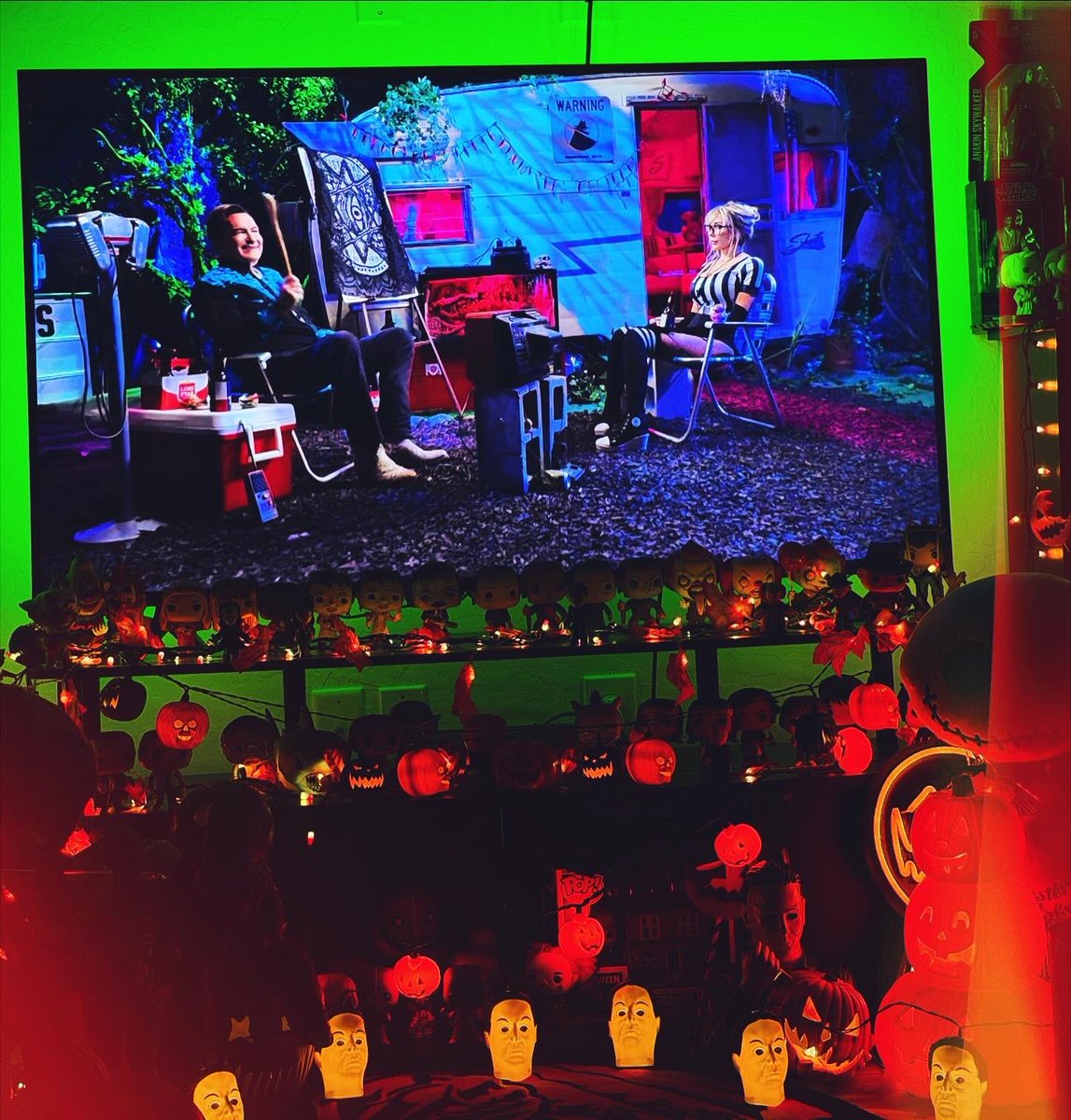 horrorcoupleyt's tweet photo. 🍿Spending time at the Drive-In tonight with @therealjoebob & @kinky_horror!🤠🍿🩸 Time for some Giallo horror!! 🔪🩸
#DarcyTheMailGirl #JoeBobBriggs #TheLastDriveIn #TeamArgento https://t.co/NhX6LE3Mpg