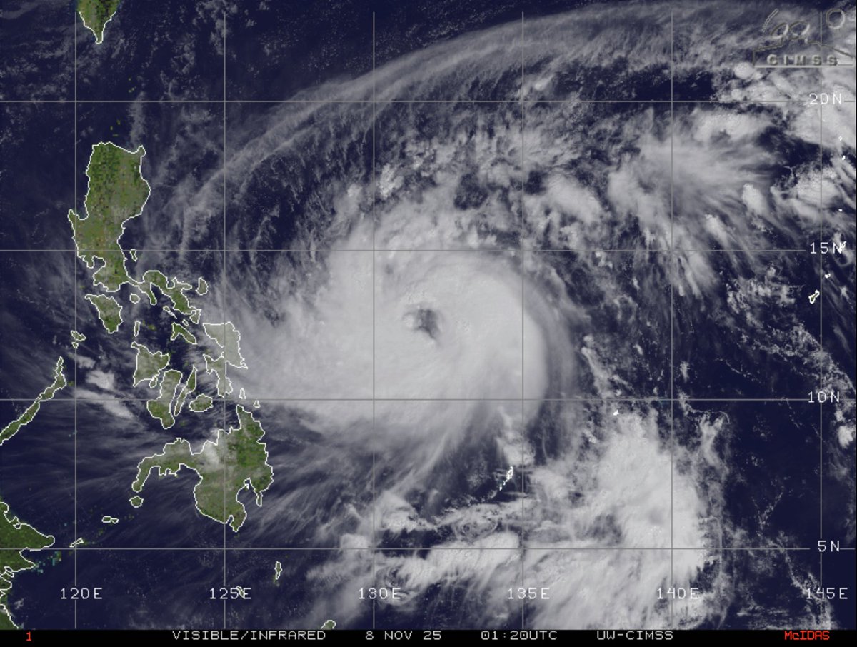 jnmet's tweet image. Typhoon Fung-wong/#Uwan continues to strengthen &amp;amp; can become a super typhoon striking #Luzon Sun night, local time. The storm will ride the periphery of a ridge building near the Mariana Islands, causing a turn to the N &amp;amp; NE early next week with impacts on #Taiwan around midweek.