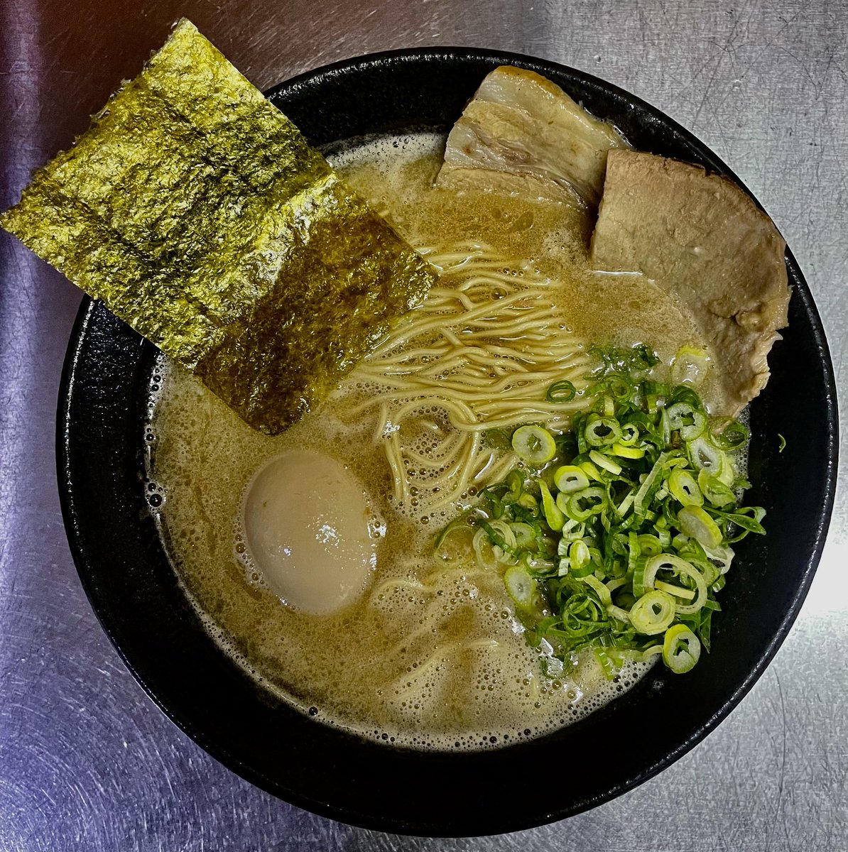 おはようございます☀
土曜日はお昼のみ営業ですが
本日もご来店お待ちしております！
【営業時間】
・11:00-15:00（14:45）
・18:00-21:00（20:45）
【定休日】
・水曜日、(土)夜の部
#埼玉ラーメン
#豚骨ラーメン
#さいたま市ラーメン
#鉄道博物館