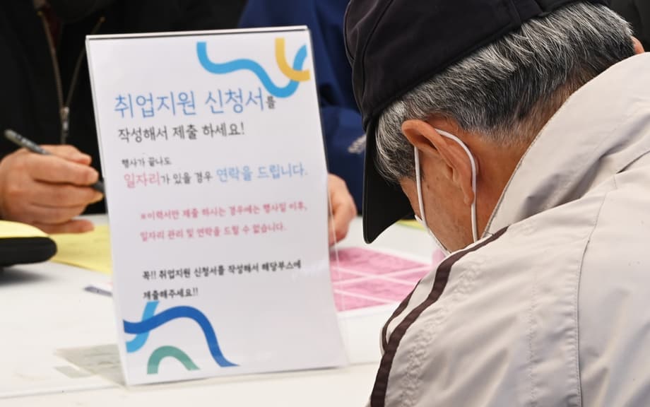 asiadailyorg's tweet image. Seoul pilots performance based rehiring to keep retirees working #SouthKorea #FutureOfWork #AgingWorkforce

Read more: asiadaily.org/news/9985/