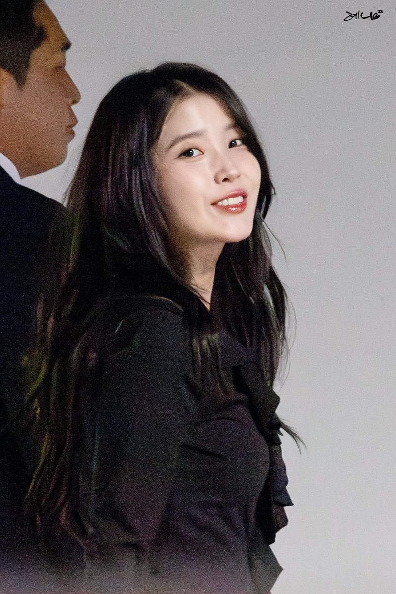 orolok_iu's tweet image. 251107 아이유 푸라닭 팬싸인회 출근길 (3)

#아이유 #iu