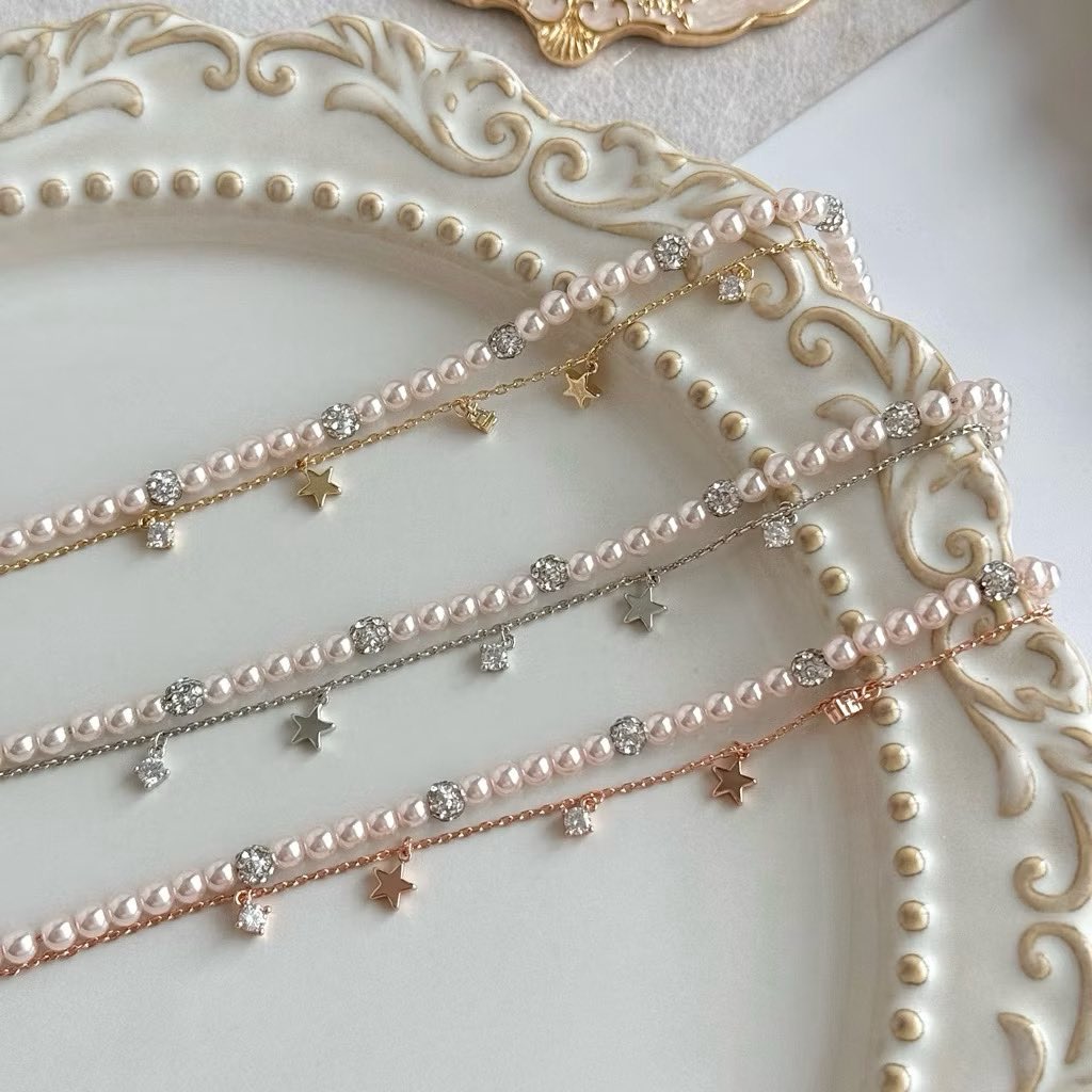 ถ้าแบรนด์ไทย มีแบรนด์นี้ด้วยนะ 🤏🏻 socrush.bkk ช่วงนี้วนเข้าบ่อยมาก jewelry ฟีลคุณหนู แหวน กำไล สร้อยราคา 200-300 เอง ไม่ลอกไม่ดำด้วย ✨