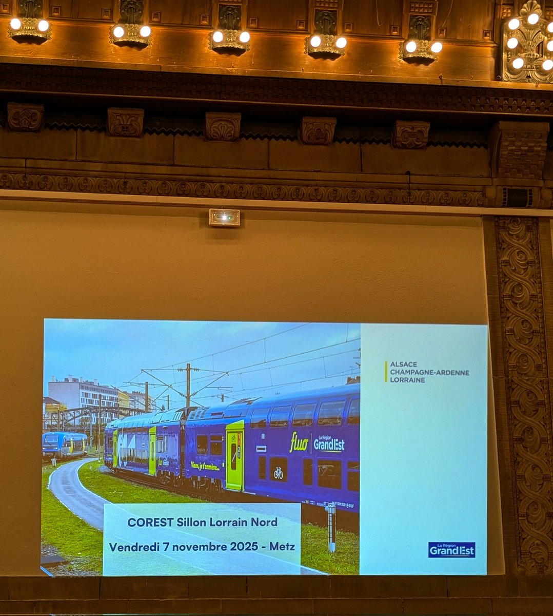 PSchydlowski's tweet photo. 🚆 Hier soir, le #COREST (Comité régional des services de transport) du sillon lorrain s’est réuni en gare de Metz, en présence de @regiongrandest,@TERNancyMetzLux/@TERGrandEst, @SNCFReseau, @ConnectGares et @CFLinfos.
L’occasion pour les usagers de partager leurs doléances, et pour les acteurs présents de présenter les actions ou intentions pour améliorer le service.
Au cœur des discussions et échanges hier, notamment :
- L'homologation des Z26500 au 🇱🇺
- Le nouvel atelier de Montigny-lès-Metz : date de livraison et attendus.
- Prochains travaux entre Thionville et Luxembourg 🚧 : présentation du planning et optimisation des substitutions routières.
- Mise en service des UM3 en pointe le soir : bilan et perspectives de l'augmentation des capacités sur l'axe.
- Dédoublement de l'infra entre Bettembourg - Luxembourg-Ville : calendrier et bénéfices attendus.
- Tarification 🇫🇷/🇱🇺 : attractivité des abonnements et solutions pour les voyageurs occasionnels pour la section frontière.
- Aléas récurrents et gestion des correspondances : pannes de trains de fret, passages à niveau, robustesse, choix de régulation et cisaillements en gare de Luxembourg et Bettembourg.
- Accompagnement des trains sur l'axe, gestion des flux lors des opérations de contrôle au débarquement, question de la faisabilité de portiques,
- Communication TER Grand Est : comment mieux informer en cas d’incidents sur l'axe ?
- Travaux réalisés par SNCF Réseau et notamment le déploiement de l'ETCS entre Thionville et Bâle,
- Projet de SERM Lorraine-Luxembourg,
- Retard sur l’augmentation de l’offre Metz-Trèves et problèmes d’homologation du matériel transfrontalier vers l’🇩🇪,
- Annonce du projet de réouverture de la ligne Forbach-Thionville,
- Sujet du stationnement en gare d’Uckange.
...
