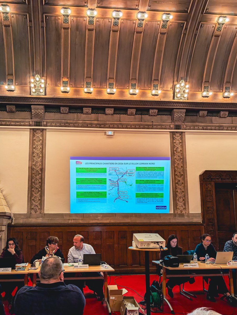 PSchydlowski's tweet photo. 🚆 Hier soir, le #COREST (Comité régional des services de transport) du sillon lorrain s’est réuni en gare de Metz, en présence de @regiongrandest,@TERNancyMetzLux/@TERGrandEst, @SNCFReseau, @ConnectGares et @CFLinfos.
L’occasion pour les usagers de partager leurs doléances, et pour les acteurs présents de présenter les actions ou intentions pour améliorer le service.
Au cœur des discussions et échanges hier, notamment :
- L'homologation des Z26500 au 🇱🇺
- Le nouvel atelier de Montigny-lès-Metz : date de livraison et attendus.
- Prochains travaux entre Thionville et Luxembourg 🚧 : présentation du planning et optimisation des substitutions routières.
- Mise en service des UM3 en pointe le soir : bilan et perspectives de l'augmentation des capacités sur l'axe.
- Dédoublement de l'infra entre Bettembourg - Luxembourg-Ville : calendrier et bénéfices attendus.
- Tarification 🇫🇷/🇱🇺 : attractivité des abonnements et solutions pour les voyageurs occasionnels pour la section frontière.
- Aléas récurrents et gestion des correspondances : pannes de trains de fret, passages à niveau, robustesse, choix de régulation et cisaillements en gare de Luxembourg et Bettembourg.
- Accompagnement des trains sur l'axe, gestion des flux lors des opérations de contrôle au débarquement, question de la faisabilité de portiques,
- Communication TER Grand Est : comment mieux informer en cas d’incidents sur l'axe ?
- Travaux réalisés par SNCF Réseau et notamment le déploiement de l'ETCS entre Thionville et Bâle,
- Projet de SERM Lorraine-Luxembourg,
- Retard sur l’augmentation de l’offre Metz-Trèves et problèmes d’homologation du matériel transfrontalier vers l’🇩🇪,
- Annonce du projet de réouverture de la ligne Forbach-Thionville,
- Sujet du stationnement en gare d’Uckange.
...