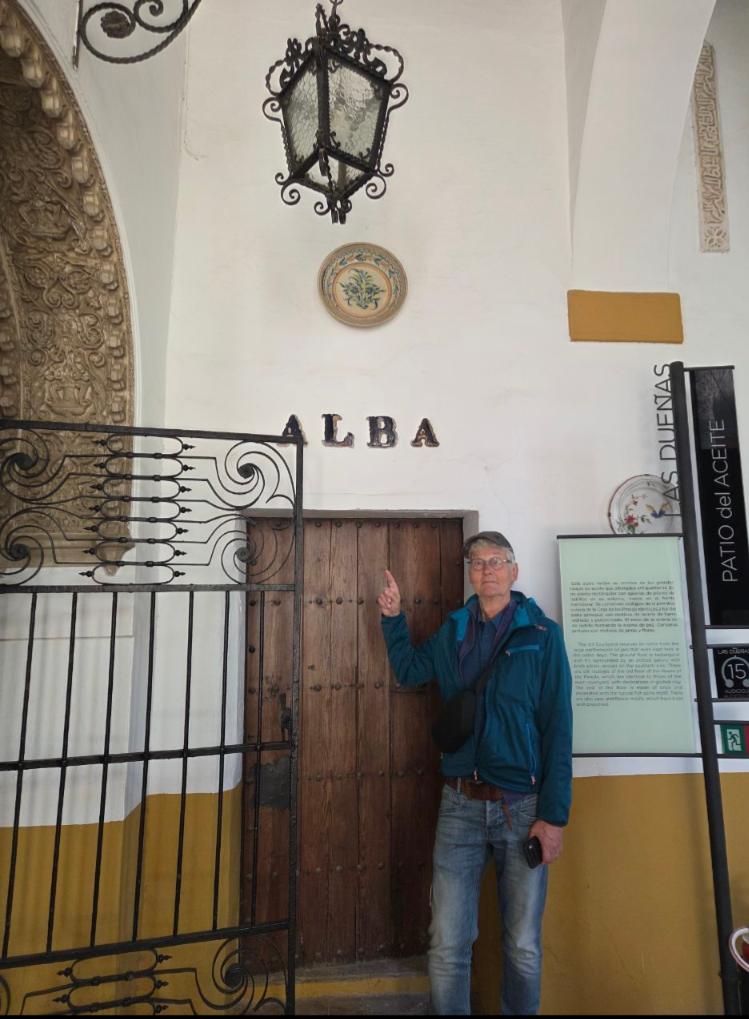 Op bezoek in Sevilla, mag een bezoekje aan het paleis van de hertogen van Alva natuurlijk niet ontbreken. Weinig herinnert aan onze 'IJzeren Hertog', of het moeten de fraaie 16de-eeuwse Brusselse gobelins zijn.