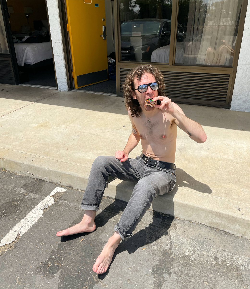 cshdoingstuff's tweet image. Ethan Ives eating an ice cream sandwich