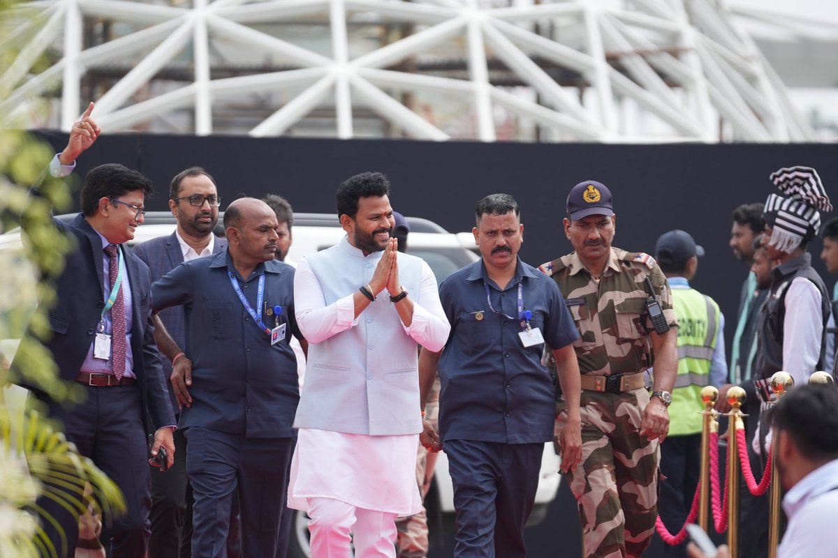 blrairport_kn's tweet photo. ವಂದೇ ಮಾತರಂ ಗೀತೆಗೆ 150 ವರ್ಷಗಳು ತುಂಬಿರುವ ಹಿನ್ನೆಲೆಯಲ್ಲಿ, ಗೌರವಾನ್ವಿತ ನಾಗರಿಕ ವಿಮಾನಯಾನ ಸಚಿವರಾದ ಶ್ರೀ ರಾಮ್ ಮೋಹನ್ ನಾಯ್ಡು ಕಿಂಜ���ಾಪು ಅವರು, ಕೆಂಪೇಗೌಡ ಅಂತಾರಾಷ್ಟ್ರೀಯ ವಿಮಾನ ನಿಲ್ದಾಣ‌ ಬೆಂಗಳೂರಿನಲ್ಲಿ ಭವ್ಯ ರಾಷ್ಟ್ರಧ್ವಜಾರೋಹಣ ಸ್ತಂಭವನ್ನು ಉದ್ಘಾಟಿಸಿದರು. ಈ ಮೂಲಕ ನಮ್ಮ ದೇಶದ ಮೂಲಭೂತ ಗುಣಗಳಾದ ಏಕತೆ ಮತ್ತು ಪ್ರಗತಿಯ ಸಂಕಲ್ಪವನ್ನು ಸಂಭ್ರಮಿಸಲಾಯಿತು.

ಈ ವಿಶಿಷ್ಟ ​ಸಮಾರಂಭದಲ್ಲಿ ಮಾತನಾಡಿದ ಸಚಿವರು, ಈ ಸಂದರ್ಭದ ಮಹತ್ವವನ್ನು ಒತ್ತಿಹೇಳುತ್ತಾ, "ನಾವು ವಂದೇ ಮಾತರಂ ಗೀತೆಯ 150ನೇ ವರ್ಷಾಚರಣೆಯನ್ನು ಹೆಮ್ಮೆಯಿಂದ ಸ್ಮರಿಸುತ್ತಿದ್ದೇವೆ. ಈ ವರ್ಷವಿಡೀ ��ಡೆಯುವ ಉತ್ಸವವು ನಮ್ಮ ಮೂಲ, ಸಂಸ್ಕೃತಿ ಮತ್ತು ಪರಂಪರೆಗೆ ಸಲ್ಲಿಸುವ ಶ್ರೇಷ್ಠ ಗೌರವವಾಗಿದೆ. ನಮ್ಮ ಗೌರವಾನ್ವಿತ ಪ್ರಧಾನಮಂತ್ರಿಗಳಾದ ಶ್ರೀ ನರೇಂದ್ರ ಮೋದಿ ಅವರ ದೂರದೃಷ್ಟಿಯಿಂದ ಪ್ರೇರಿತರಾಗಿ, ಭಾರತವನ್ನು ವಿಶ್ವ ಭೂಪಟದಲ್ಲಿ ಅತ್ಯಂತ ಉಜ್ವಲ ತಾಣವಾಗಿ ನಿಲ್ಲಿಸುವ ನಿಟ್ಟಿನಲ್ಲಿ ನಮ್ಮ ಸಾಮೂಹಿಕ ಸಂಕಲ್ಪವನ್ನು ಮತ್ತೊಮ್ಮೆ ದೃಢಪಡಿಸೋಣ" ಎಂದು ಕರೆ ನೀಡಿದರು.

#ವಂದೇಮಾತರಂ #ಭಾರತ #ಕೆಂಪೇಗೌಡಅಂತಾರಾಷ್ಟ್ರೀಯವಿಮಾನನಿಲ್ದಾಣಬೆಂಗಳೂರು #ಬೆಂಗಳೂರುವಿಮಾನನಿಲ್ದಾಣ #ವಿಮಾನ #ನಮ್ಮಬೆಂಗಳೂರು #ಬೆಂಗಳೂರು