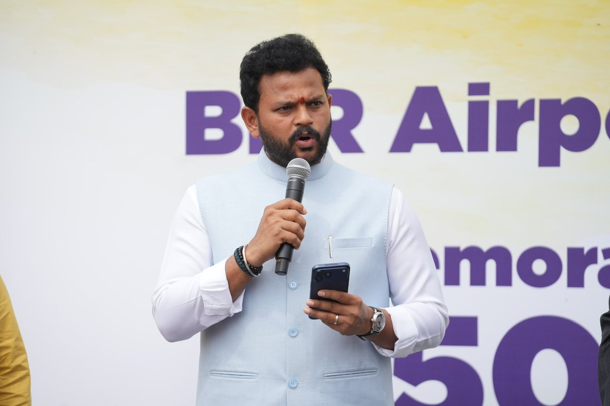 blrairport_kn's tweet photo. ವಂದೇ ಮಾತರಂ ಗೀತೆಗೆ 150 ವರ್ಷಗಳು ತುಂಬಿರುವ ಹಿನ್ನೆಲೆಯಲ್ಲಿ, ಗೌರವಾನ್ವಿತ ನಾಗರಿಕ ವಿಮಾನಯಾನ ಸಚಿವರಾದ ಶ್ರೀ ರಾಮ್ ಮೋಹನ್ ನಾಯ್ಡು ಕಿಂಜ���ಾಪು ಅವರು, ಕೆಂಪೇಗೌಡ ಅಂತಾರಾಷ್ಟ್ರೀಯ ವಿಮಾನ ನಿಲ್ದಾಣ‌ ಬೆಂಗಳೂರಿನಲ್ಲಿ ಭವ್ಯ ರಾಷ್ಟ್ರಧ್ವಜಾರೋಹಣ ಸ್ತಂಭವನ್ನು ಉದ್ಘಾಟಿಸಿದರು. ಈ ಮೂಲಕ ನಮ್ಮ ದೇಶದ ಮೂಲಭೂತ ಗುಣಗಳಾದ ಏಕತೆ ಮತ್ತು ಪ್ರಗತಿಯ ಸಂಕಲ್ಪವನ್ನು ಸಂಭ್ರಮಿಸಲಾಯಿತು.

ಈ ವಿಶಿಷ್ಟ ​ಸಮಾರಂಭದಲ್ಲಿ ಮಾತನಾಡಿದ ಸಚಿವರು, ಈ ಸಂದರ್ಭದ ಮಹತ್ವವನ್ನು ಒತ್ತಿಹೇಳುತ್ತಾ, "ನಾವು ವಂದೇ ಮಾತರಂ ಗೀತೆಯ 150ನೇ ವರ್ಷಾಚರಣೆಯನ್ನು ಹೆಮ್ಮೆಯಿಂದ ಸ್ಮರಿಸುತ್ತಿದ್ದೇವೆ. ಈ ವರ್ಷವಿಡೀ ��ಡೆಯುವ ಉತ್ಸವವು ನಮ್ಮ ಮೂಲ, ಸಂಸ್ಕೃತಿ ಮತ್ತು ಪರಂಪರೆಗೆ ಸಲ್ಲಿಸುವ ಶ್ರೇಷ್ಠ ಗೌರವವಾಗಿದೆ. ನಮ್ಮ ಗೌರವಾನ್ವಿತ ಪ್ರಧಾನಮಂತ್ರಿಗಳಾದ ಶ್ರೀ ನರೇಂದ್ರ ಮೋದಿ ಅವರ ದೂರದೃಷ್ಟಿಯಿಂದ ಪ್ರೇರಿತರಾಗಿ, ಭಾರತವನ್ನು ವಿಶ್ವ ಭೂಪಟದಲ್ಲಿ ಅತ್ಯಂತ ಉಜ್ವಲ ತಾಣವಾಗಿ ನಿಲ್ಲಿಸುವ ನಿಟ್ಟಿನಲ್ಲಿ ನಮ್ಮ ಸಾಮೂಹಿಕ ಸಂಕಲ್ಪವನ್ನು ಮತ್ತೊಮ್ಮೆ ದೃಢಪಡಿಸೋಣ" ಎಂದು ಕರೆ ನೀಡಿದರು.

#ವಂದೇಮಾತರಂ #ಭಾರತ #ಕೆಂಪೇಗೌಡಅಂತಾರಾಷ್ಟ್ರೀಯವಿಮಾನನಿಲ್ದಾಣಬೆಂಗಳೂರು #ಬೆಂಗಳೂರುವಿಮಾನನಿಲ್ದಾಣ #ವಿಮಾನ #ನಮ್ಮಬೆಂಗಳೂರು #ಬೆಂಗಳೂರು