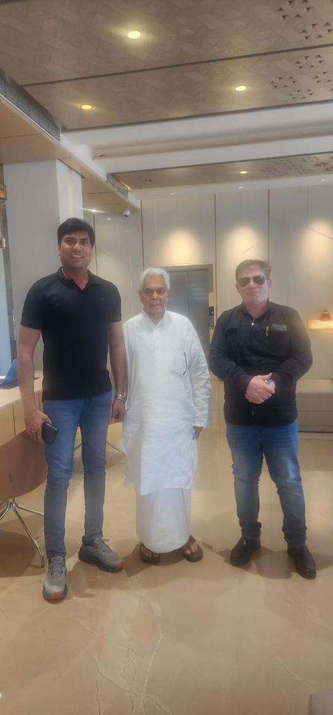 RajshekharTalw2's tweet image. ಒಂದು ಸಂತಸದ ಘಳಿಗೆ ಬೆಳಗಾವಿ ಜಿಲ್ಲೆ ಹಿಂದಿನ ಅಪರ ಜಿಲ್ಲಾಧಿಕಾರಿ ಶ್ರೀ ಅಶೋಕ್ ದುಡಗುಂಟಿ (ಕೆಎಎಸ್ ಸೂಪರ್ ಟೈಂ ಸ್ಕೇಲ್) ಶ್ರೀ ವಿಠ್ಠಲ ಹೆಗಡೆ 90 ವರ್ಷದ ಹಿರಿಯರು ಸಂಕಮ್ಮ ಹೋಟೆಲ್ ಮಾಲೀಕರು ಹಾಗೂ ನಾನು ಇಂದು ಜೊತೆಯಲ್ಲಿ ತೆಗೆದುಕೊಂಡ ಭಾವಚಿತ್ರ