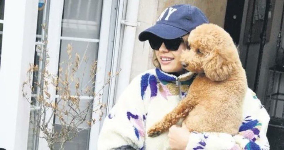 TvDunyasii's tweet image. #AfraSaraçoğlu önceki gün köpeğiyle birlikte Etiler&apos;deki bir kuaförden çıkarken görüldü. #Abi dizisindeki rolü için görünüşünü değiştiren güzel oyuncu, “Projem için bilerek saklandım ve saçımı yaptırdım. Bu sürprizin kaybolmasına izin vermeyin.” dedi.

(Hürriyet)