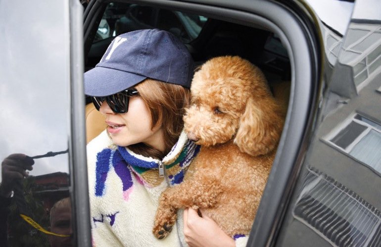 TvDunyasii's tweet image. #AfraSaraçoğlu önceki gün köpeğiyle birlikte Etiler&apos;deki bir kuaförden çıkarken görüldü. #Abi dizisindeki rolü için görünüşünü değiştiren güzel oyuncu, “Projem için bilerek saklandım ve saçımı yaptırdım. Bu sürprizin kaybolmasına izin vermeyin.” dedi.

(Hürriyet)