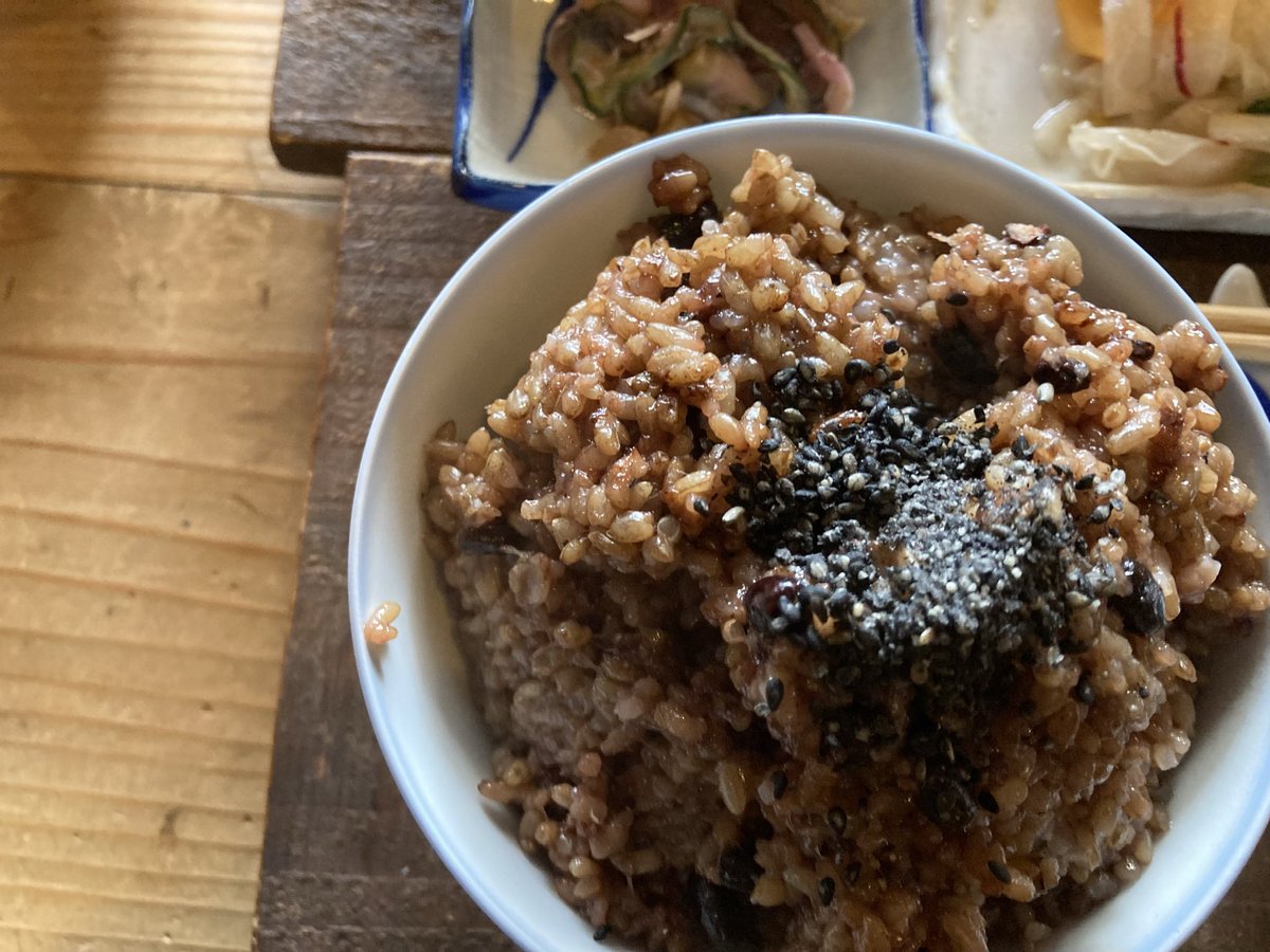 JEROandEXP's tweet photo. ○玉名市にある古民家「ちゃぶ台」
お婆ちゃん1人でやってるのにお客さんが多いです。心配

・酵素玄米お代わりできます
・全部美味しい！
・見た目に反してお腹いっぱいになる
・食後にケーキと飲み物ついてる
・ちゃぶ台定食¥1700
・お肉は出ない
・女性とファミリー多い
・駐車場狭い https://t.co/nxVqdoqtEs