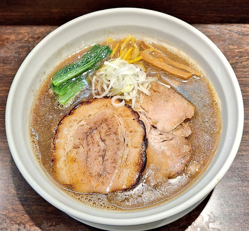 sakurai9070's tweet image. 千葉県松戸市上本郷3386

ら〜麺 瑞藤(みづふじ)

醤油🟥ら〜麺ＴＰ🟡柚子

本日のSOUPは
秋刀魚の旨味がエグい最高SOUP💘
醤油ダレの旨味もえげつない🤯
チャーシューは今日も超舌美味😋
ご馳走様でした🍵🙏💕
#TableCheck #FastPass
#松戸市 #喜多松戸 #ら～麺瑞藤
#今年食べた醤油で1番恐ろしく旨い