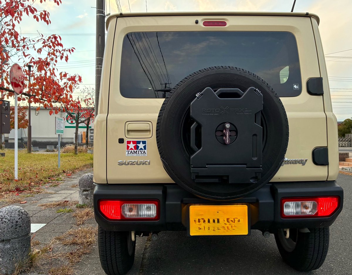 fqKhKt0VoY4xNcH's tweet photo. 背面タイヤにRotopaXを装着。
まだ何も入ってない…
というか入れる物が無い。
#RotopaX
#ロトパックス
 #ジムニー
#jb64 https://t.co/k8gtZozTF4