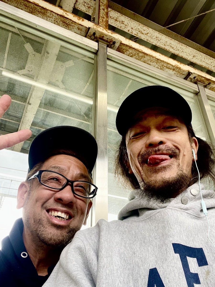 MOTEKI_G_FREAK's tweet photo. 新横浜の新幹線ホームで大阪ストーミーに向かう旧友ストンピンのヤスと遭遇
ホームでウロウロしてんの目立ちすぎ
同じ電車に乗るなんてね
場所は違えど今日も互いに鳴らす https://t.co/UO8pkcJyQi