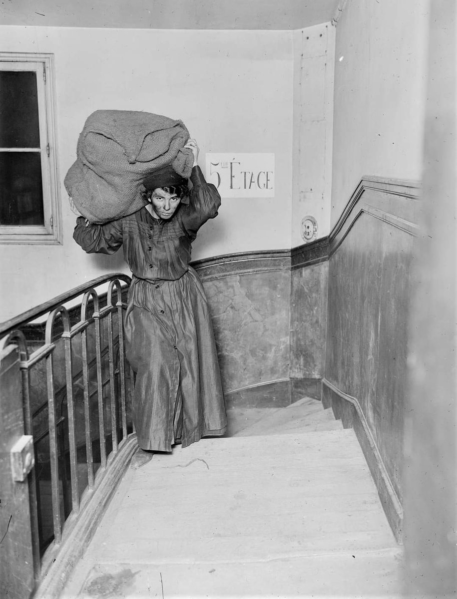 La livreuse de charbon. 
1917. Paris WW1
Quand les hommes étaient au front dans cette immense boucherie que fut la première guerre mondiale.
