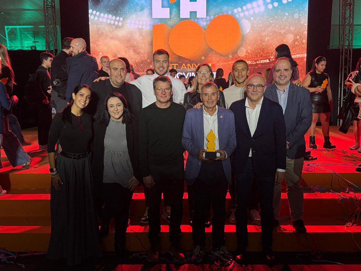 antonigarcia's tweet image. Enhorabona a tots els esportistes i clubs de #LHospitalet premiats i premiades a la Nit de l’Esport!.
 Un orgull per a la nostra ciutat i un exemple de dedicació, esforç i passió.
 Moltes felicitats per la menció especial a dos amics que ho han donat tot per l’esport de la…