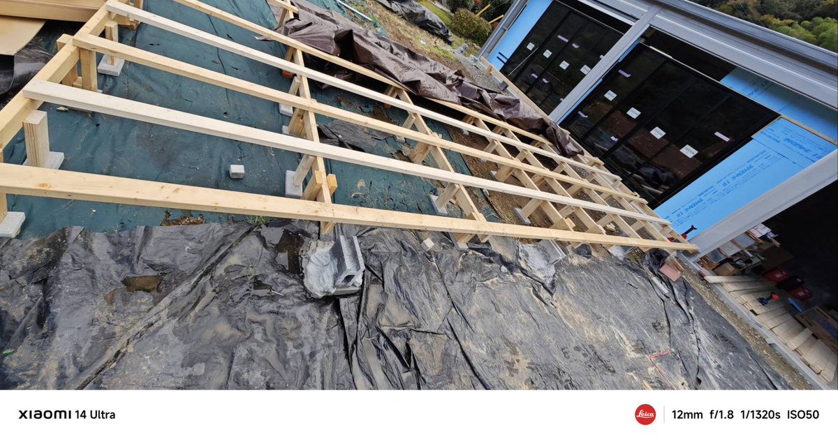 mokuseidayo's tweet image. ウッドデッキが1列出来た。
これをあと4列作る。庭が斜面でガタついているので全てウッドデッキで平らにする予定。

根太が痛まないように防水カバーを貼ってから、腐らない人工板をのせた。

人工板は高いけど、雨対策でニスを塗ったりメンテする必要を考えると人工板の方がコスパはいい気がする。