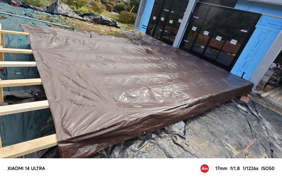 mokuseidayo's tweet image. ウッドデッキが1列出来た。
これをあと4列作る。庭が斜面でガタついているので全てウッドデッキで平らにする予定。

根太が痛まないように防水カバーを貼ってから、腐らない人工板をのせた。

人工板は高いけど、雨対策でニスを塗ったりメンテする必要を考えると人工板の方がコスパはいい気がする。