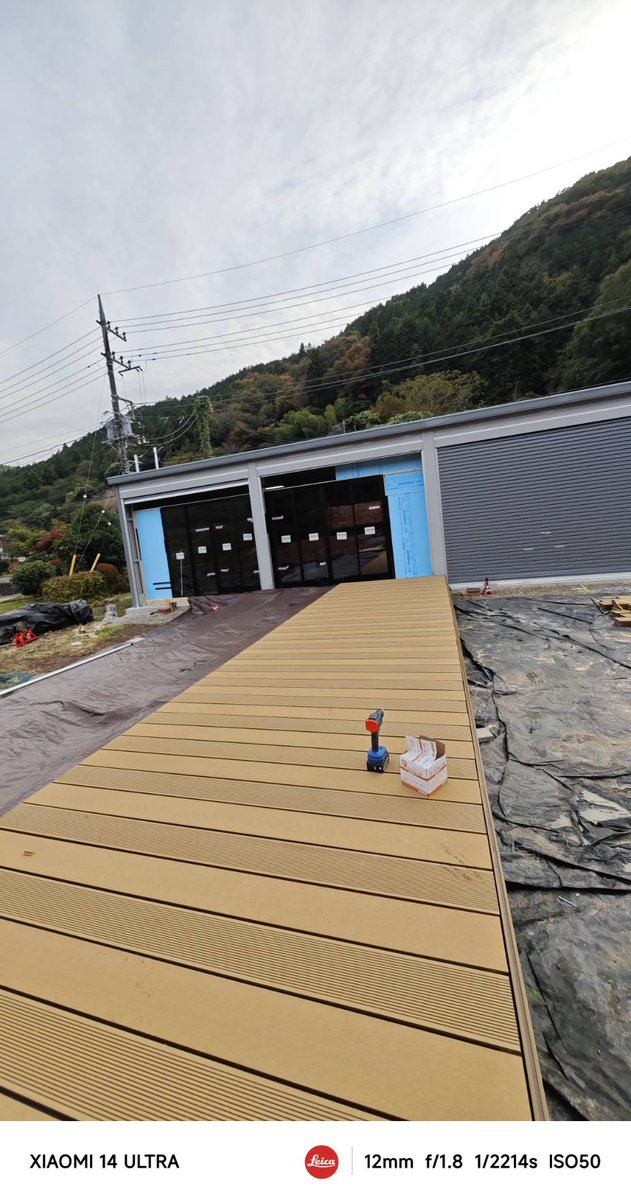 mokuseidayo's tweet image. ウッドデッキが1列出来た。
これをあと4列作る。庭が斜面でガタついているので全てウッドデッキで平らにする予定。

根太が痛まないように防水カバーを貼ってから、腐らない人工板をのせた。

人工板は高いけど、雨対策でニスを塗ったりメンテする必要を考えると人工板の方がコスパはいい気がする。