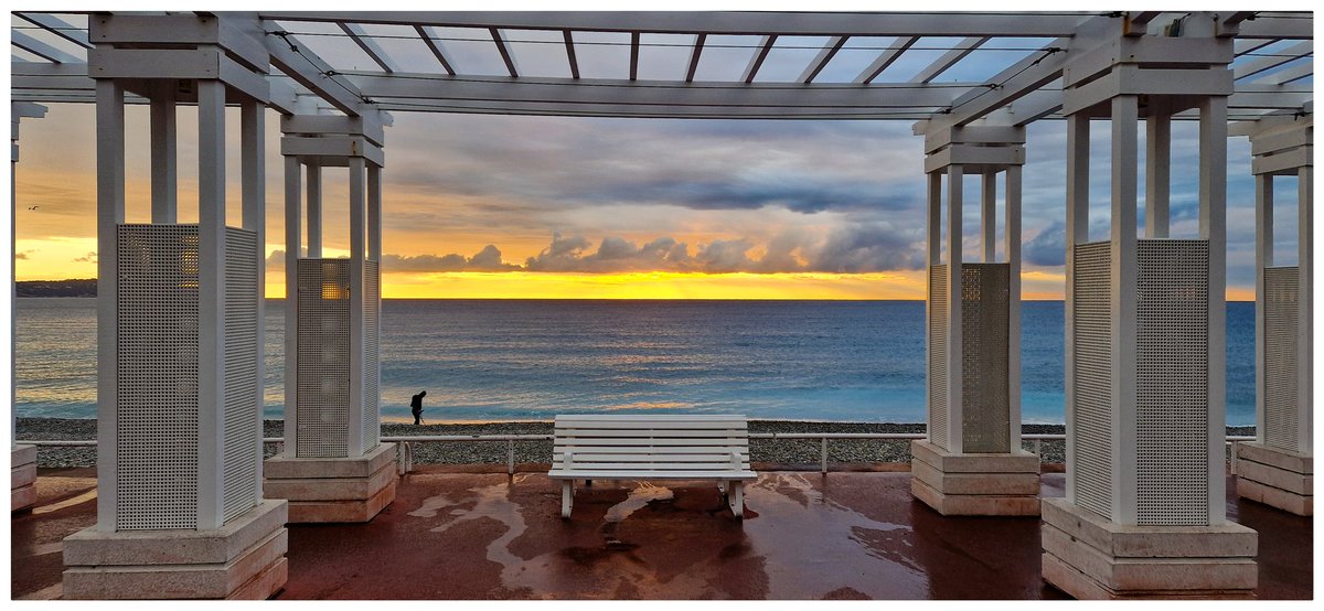 De faibles averses se sont invitées entre #Nice et #Cannes ce matin.. Ce n'était pas au programme 😁
C'est ce qui fait tout le charme de la météo 😅
Photo au lever du jour Antony B #Meteo06