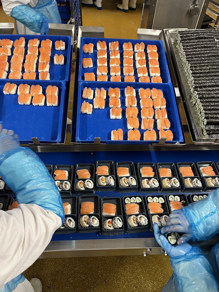 🍣 I visited the factory in Stowmarket, Suffolk which makes all of Tesco’s sushi. 
And discovered some fascinating facts about UK supermarket sushi. 
The biggest ingredient is obviously rice. But all of it comes from Australia. High quality &amp; cheap 🇦🇺 🧵1/5