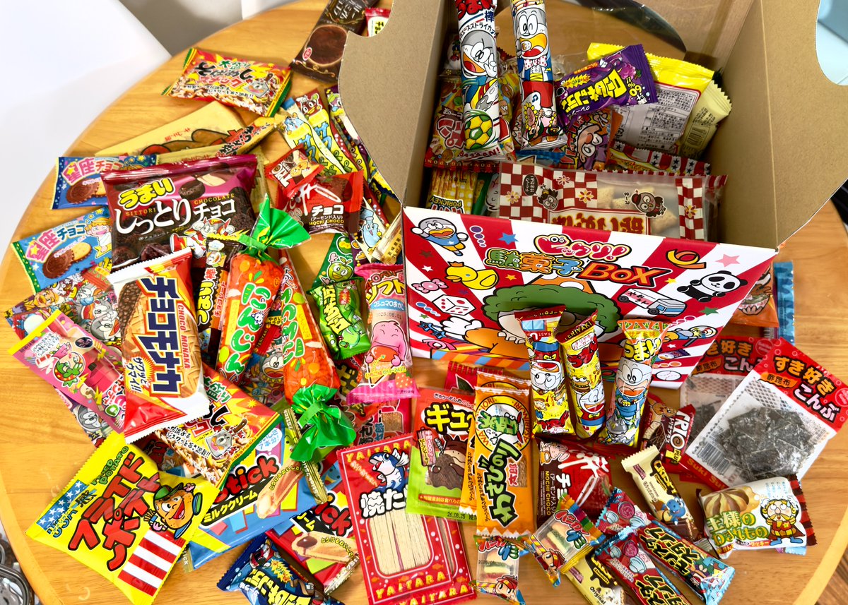 real30sec's tweet photo. 「うまい棒賞」に選んでいただき、届いたのは――

びっくりするほど大量の駄菓子の詰合せ🎁
子どもの頃の夢みたいな光景に、思わず笑顔になりました。
素敵な企画をしてくださった えほんの杜さま（@ehon_jp） ありがとうございます✨

#ちょい足しレシピ大賞 #うまい棒 #リアル30秒クッキング https://t.co/RnKjlRtgH6