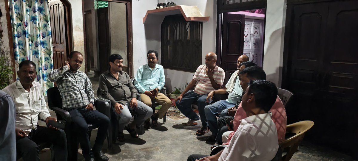 मोदहा क्रॉसिंग अयोध्या के निवासी मेरे प्रिये श्री राम कुमार कनौजिया जी के भाई मनीराम कनौजिया जी के निधन पर पहुँच कर शोक संवेदना व्यक्त किया ईश्वर अपने श्री चरणों में स्थान दें परिवार को इस दुःख को सहने की ताकत प्रदान करें।।