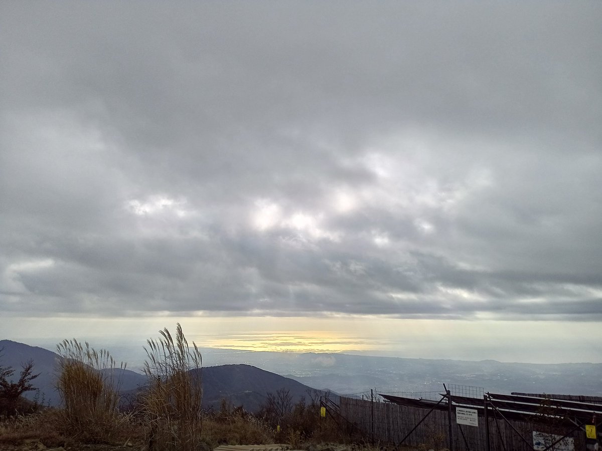 Senba_39's tweet image. この数ヶ月毎週のように通ってる塔ノ岳。
こちらを認識してくれる常連さんが3人程います。
大体同じ時間に同じ場所で会う同じ装備の人、同じ気持ちで楽しんでるのが嬉しい。