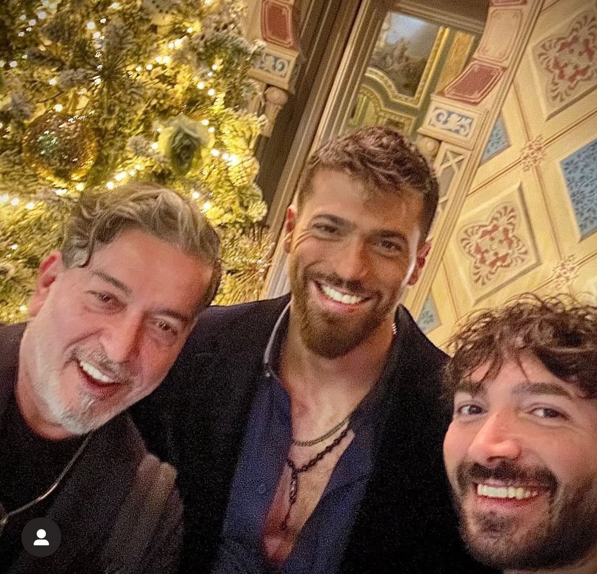 CanYamanNewsInt's tweet photo. ♦️#CanYaman ‘s managers are wishing Can Happy Birthday 

May you have many happy beautiful years My Pasha - Cuney Sayil 

Lots of Thank Godness today!  May pleasure to:

have met you 
so glad to have you
so glad life crossed us 
so glad we became family 
so glad to have you in our lives 
and one more thank you ❤️ 

We love you so much…Happy Birthday  Can - Ilker Bilgi