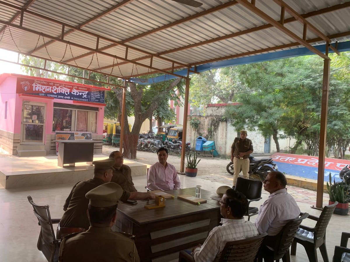 AspShamli's tweet photo. आज दिनांक 08.11.2025 को #ADDLSPSHAMLI श्री संतोष कुमार सिंह द्वारा थाना दिवस के अवसर पर थाना थानाभवन पर जनसुनवाई की गयी, इस दौरान फरियादियों की समस्याओं को सुनकर उनके निस्तारण हेतु संबन्धित को आवश्यक दिशा-निर्देश दिए गये। https://t.co/tBrLGpZgxi