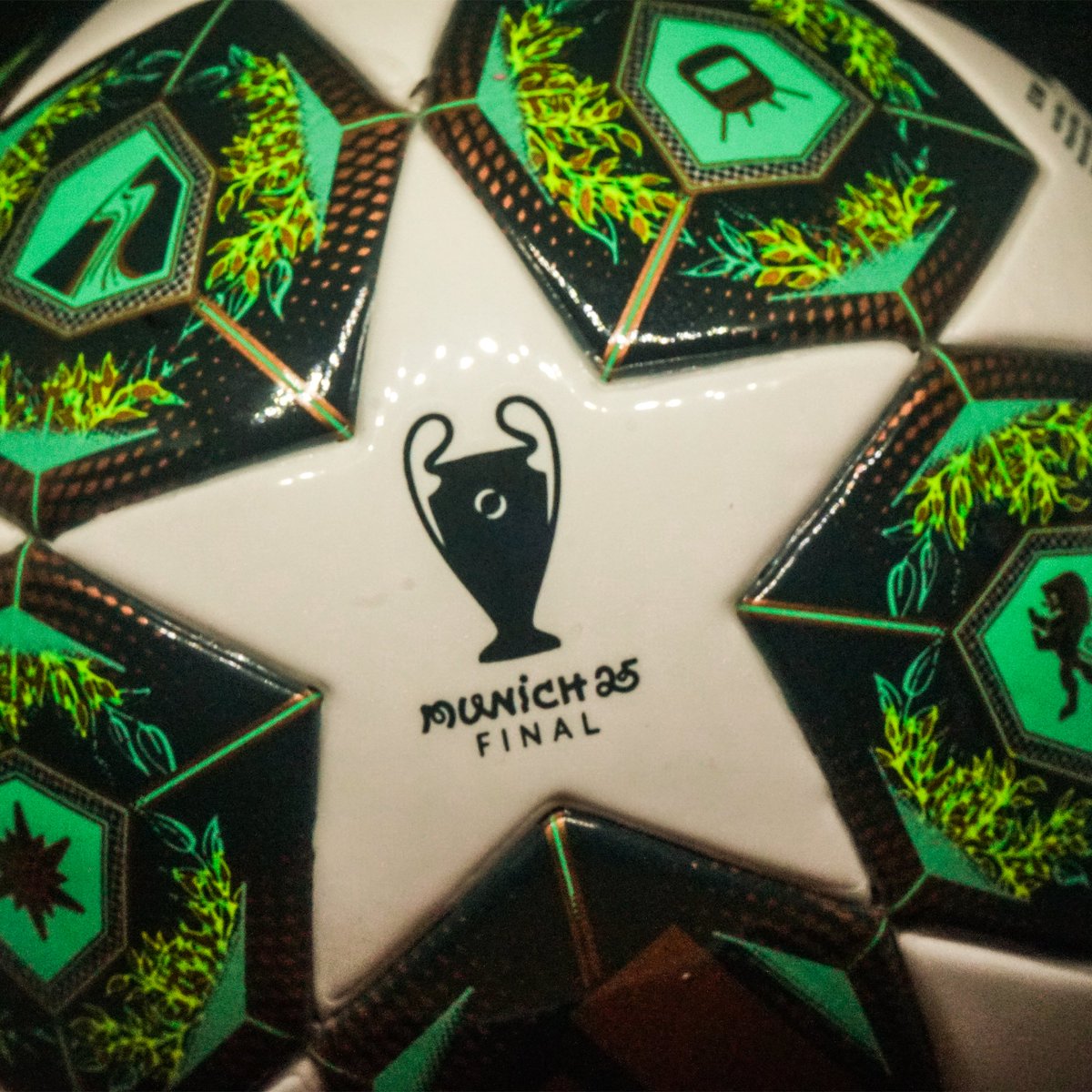Matchball replica mini from the <a href="/ChampionsLeague/">UEFA Champions League</a> Munich '25 final by <a href="/adidasfootball/">adidas Football</a>

instagram.com/p/DQyaQncjthv/…

#munich #múnich #munichgermany #munich25 #ucl #uclfinal #munich25 #championsleague #champions #uclfestival #hopping #groundhopping #groundhopper #fussball #ground