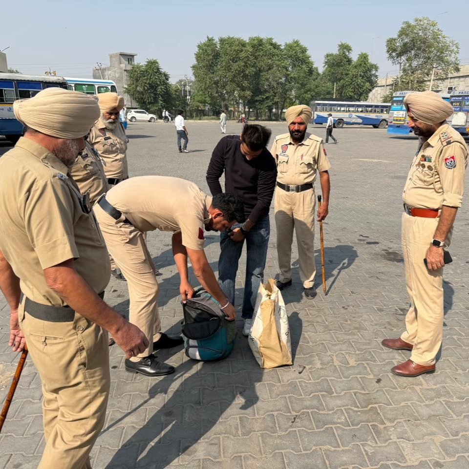 PatialaPolice's tweet image. SHO Patran along with his team conducted a CASO (Cordon and Search Operation) at Patran Bus Stand, ensuring safety and security by thoroughly checking commuters and their luggage. 
#PatialaPolice #SafePatiala #CASO #PoliceInAction #PatranPolice