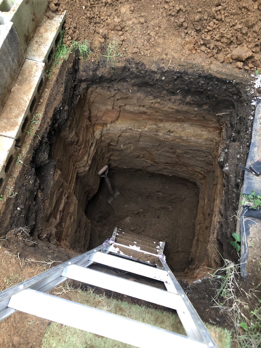 本日は午後から穴掘り。先週の穴掘りで腰を痛めたようなので、コルセットを買った。効果は明日以降か？200cmまで掘ったが、側面を広げたりしたため、残土処理に時間を要した。鉄塔の底部を掘りはじめた。ここを140cmにしないといけないが、結構苦戦。完成まで、あと2日くらいは必要かも。