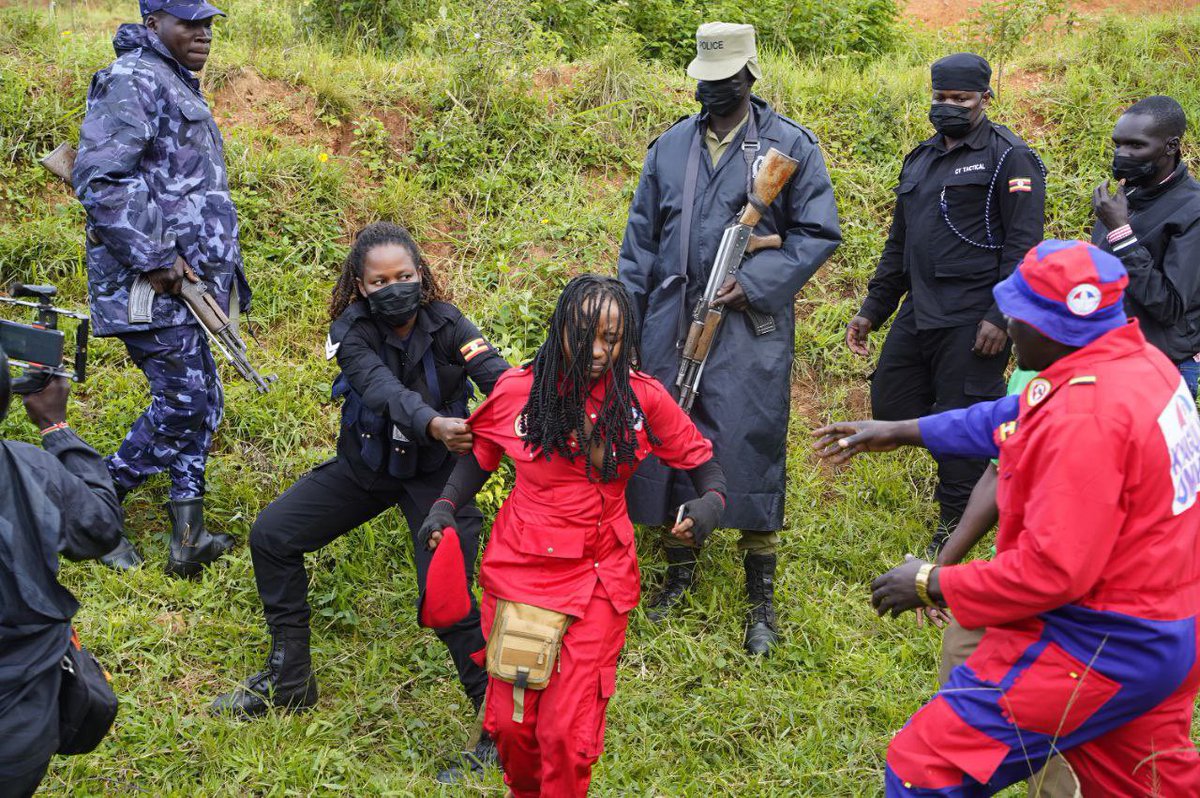 This policewoman shamelessly undressing a fellow woman,why do Ugandan officers behave like non living things,,,,<a href="/NinyeTabz/">Tabz</a> please profile this officer,let’s make her famous.