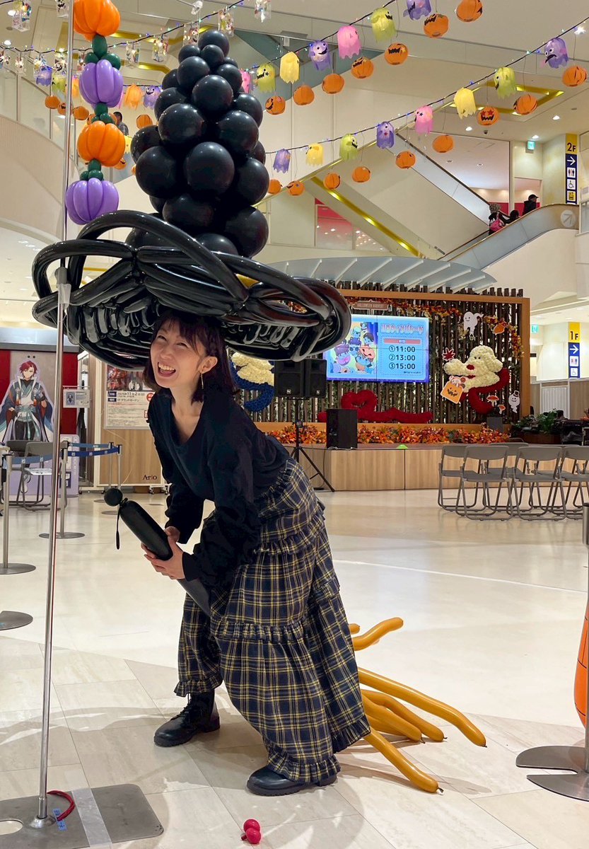 Shiny_Sea's tweet photo. 遅くなりましたが‥
HWイベントご来場くださってありがとうございました☺️
知ってるお顔が沢山見れて嬉しかったです🤭💕

①この顔で帰ったら母にそのアザどうしたの!?!!と言われました🫠
②小1〜の教え子ハタチになりました🥹👏
③皆んなで魔女になる選手権しました🧙‍♀️

またお会いしましょう☺️🌈 https://t.co/NOvj9oUU22