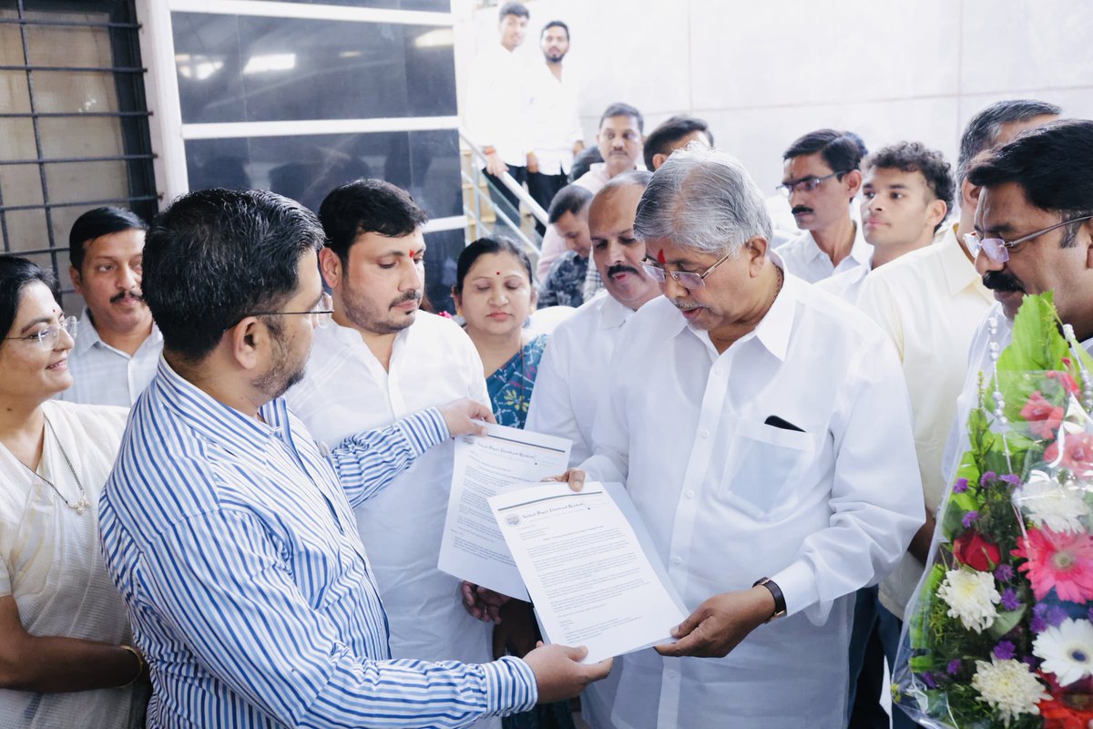 pcmchsgsociety's tweet photo. 🚨 Submission of Memorandum to Hon'ble Minister Chandrakant Dada Patil Regarding Pending Issues in Hinjawadi IT Park**

***Minister Acknowledges Growing Frustration Among IT Employees and Residents***

🔰 A representation was submitted to the Hon’ble Minister of the Government of Maharashtra, Shri Chandrakant Dada Patil, regarding the pending issues in the Hinjawadi IT Park. The Minister’s attention was drawn to the growing DEEP discontent among IT employees working and residing in Hinjawadi over the past few months.

Today, Hon’ble former Corporators of Pimpri-Chinchwad, Mrs. Mamatatai Vinayak Gaikwad and Shri Sandeep Anna Kaspaté, had invited us for the Hon’ble Minister Shri Chandrakant Dada Patil and ‘Snehibhet’ program, where the following three key issues were presented:

❇️ The eighth consecutive representation from IT employees regarding the long-pending issues in the Hinjawadi IT Park was submitted to the Hon’ble Minister. Shri Sachin Gunale of the #UnclogHinjawadiITPark campaign was also present. The growing frustration among IT employees due to unnecessary delays in even minor road works was also highlighted.

❇️ A representation was submitted through Hon’ble Mrs. Mamatatai Vinayak Gaikwad regarding the classification of the sports ground at Wakad (currently under the PMRDA development authority) into the municipal corporation’s jurisdiction, along with other pending matters. A request was made for immediate action on this issue.

❇️ The Minister was also apprised of the delays and pending work related to the Datta Mandir Road project in Wakad.

The Hon’ble Minister assured that he would look into all three issues seriously and discuss them with the PMRDA Commissioner to ensure their resolution. Expressing hope that these matters will be resolved at the earliest, gratitude was conveyed to the Minister.

Present at the meeting were MLA Shri Shankar Jagtap, Former Corporator Shri Shatrughna Kate, Hon’ble former Corporators Mrs. Mamatatai Vinayak Gaikwad and Shri Sandeep Anna Kaspaté, Shri Sachin Gunale, Mrs. Tejaswini Sawai, and Shri Raj Mangrule.

Special thanks were extended to Sandeep Anna Kaspate and Mamatatai Vinayak Gaikwad for the invitation.

Thank you,
Sachin Londhe
**#UnclogHinjawadiITPark Movement**
On behalf of Pimpri–Chinchwad Housing Society

#traffic #trafficjam #roadrage #trafficlight #trafficjams #stuckintraffic #trafficsucks #rushhour
#roadsafety #trafficcontrol #citytraffic #urbantraffic
#delhitraffic #mumbaitraffic #bangaloretraffic
#chennaitraffic #kolkatatraffic
#trafficrules #trafficpolice #drivesafe #RoadSafety 
#YeThikKarkeDikhao #city
#urban #metro #streetphotography
#citylife #cityscape #street