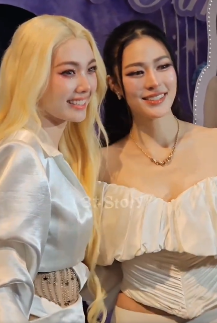 hanniejkr's tweet photo. It is not just a big event, it is a moment in history.
Copy and paste this line, Purple dom:
"Let’s unite our love and pride for LingOrm today, we shine together" 

LINGORM HER AND HERS FANCON
#LingOrm1st_ImpactFANCON https://t.co/tRRJ67D2Ny