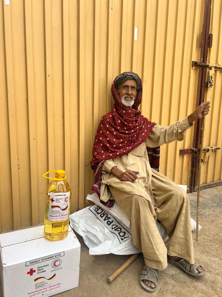 PRC_official's tweet image. PRCS is supporting flood-affected families in Jalalpur Pirwala and Alipur. With support from GermanRedCross and funding from the German Federal Foreign Office, food packs and hygiene kits were distributed to 650 households. @IFRC leadership joined the distribution. #ForHumanity