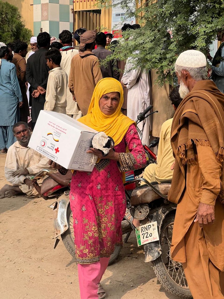PRC_official's tweet image. PRCS is supporting flood-affected families in Jalalpur Pirwala and Alipur. With support from GermanRedCross and funding from the German Federal Foreign Office, food packs and hygiene kits were distributed to 650 households. @IFRC leadership joined the distribution. #ForHumanity