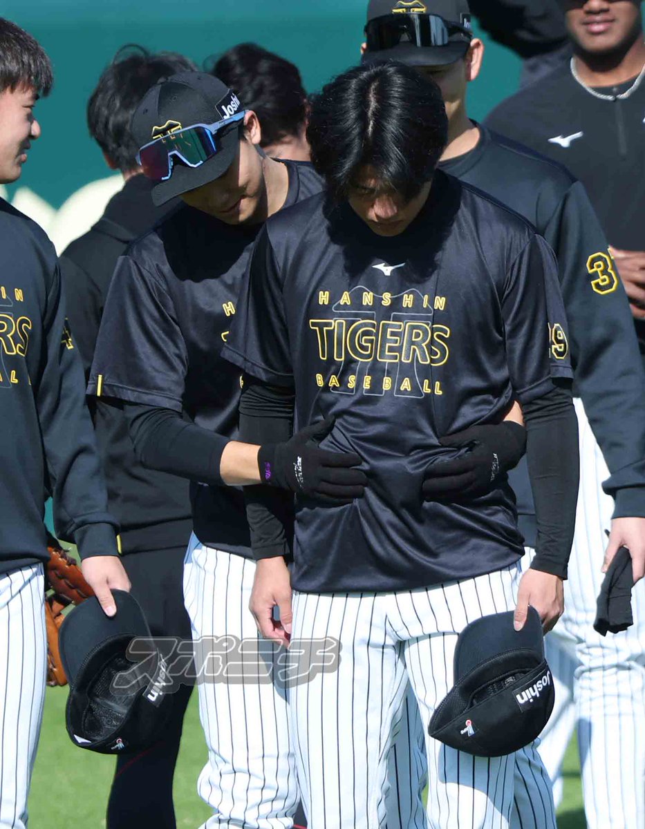 高橋遥人 投手のお腹を掴む #湯浅京己 投手