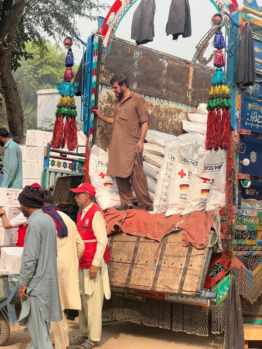 PRC_official's tweet image. PRCS is supporting flood-affected families in Jalalpur Pirwala and Alipur. With support from GermanRedCross and funding from the German Federal Foreign Office, food packs and hygiene kits were distributed to 650 households. @IFRC leadership joined the distribution. #ForHumanity