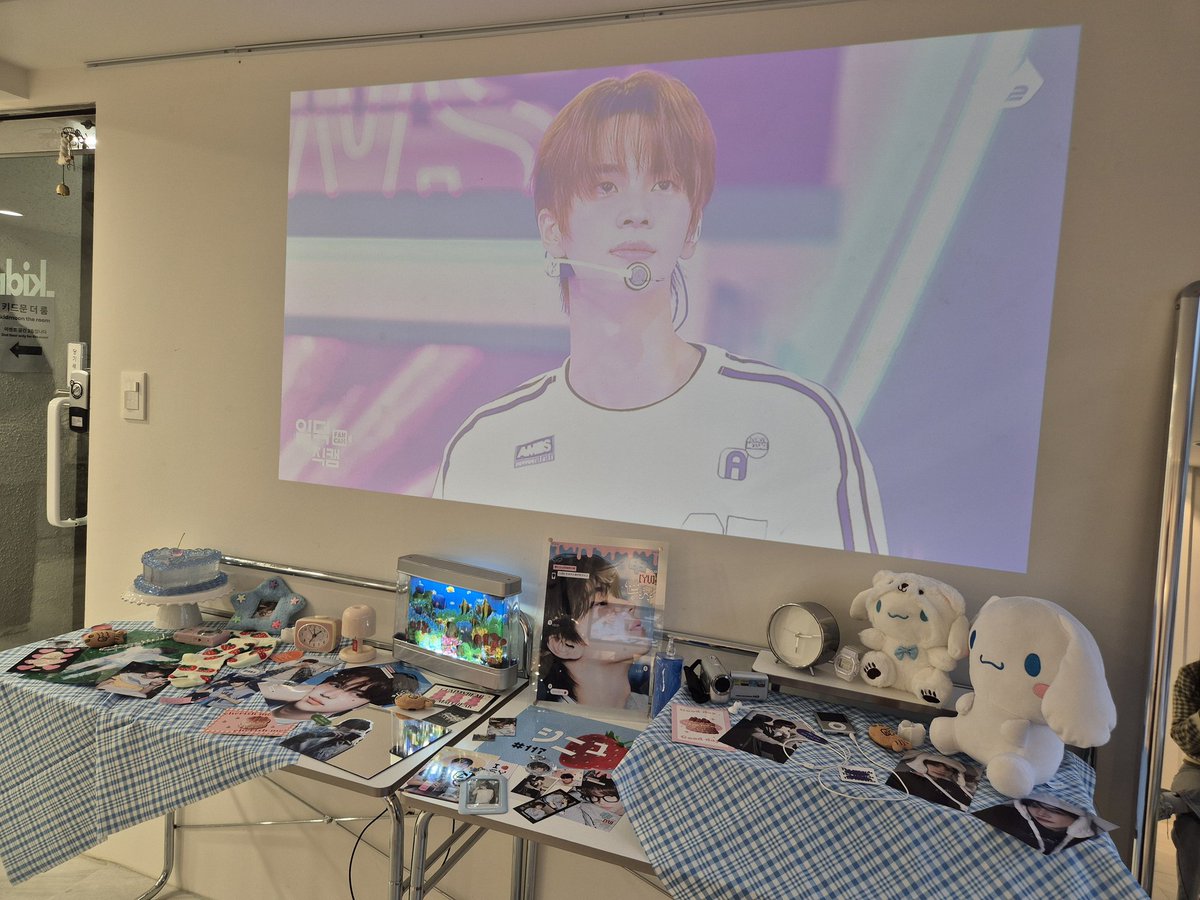 love4_eva_1's tweet photo. 📍키드문더룸
입구부터 너무 너무~~ 귀여웠던 카페!!!
산리오 친구들과 귀여운 신유가 반겨준 곳이었어요💗😊 가챠뽑기도 띠부씰, 키링, 핀버튼 다 나와서 조아써요~~~ 시뉴 생일 추카해! 🎉💌

#여기는_신유세계
#투어스 #TWS
#신유 #SHINYU #シニュ https://t.co/3JqOC17gBO