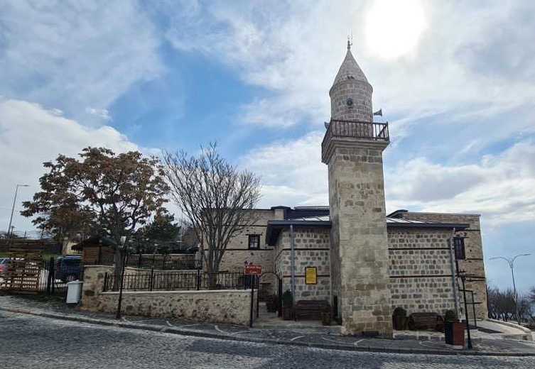 harputder23's tweet photo. Harput’un dağ kapı girişinde yer alan Ahmet Bey Cami Osmanlı devri ilk Sancak Beylerinden Ahmet Bey tarafından 1515 tarihinde yapılmıştır. https://t.co/jw2wTALx4l