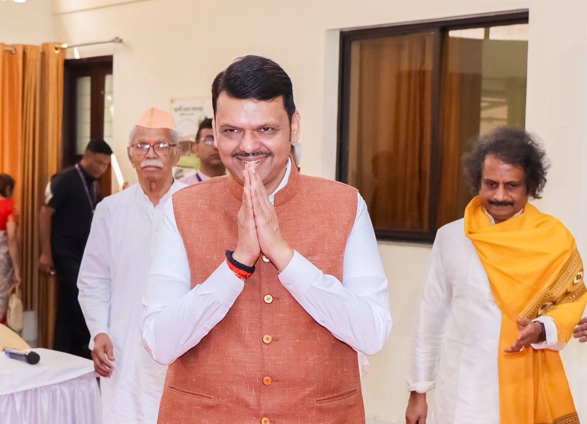 CMOMaharashtra's tweet image. ॥ साधयती संस्कार भारती भारते नवजीवनम्॥

🔸CM Devendra Fadnavis at the &apos;Sanskar Bharati Akhil Bharatiya Varshik Sarvasadharan Sabha&apos;.
🔸मुख्यमंत्री देवेंद्र फडणवीस यांच्या प्रमुख उपस्थितीत ‘संस्कार भारती अखिल भारतीय वार्षिक सर्वसाधारण सभा&apos;.
🔸मुख्यमंत्री देवेंद्र फडणवीस इनकी…