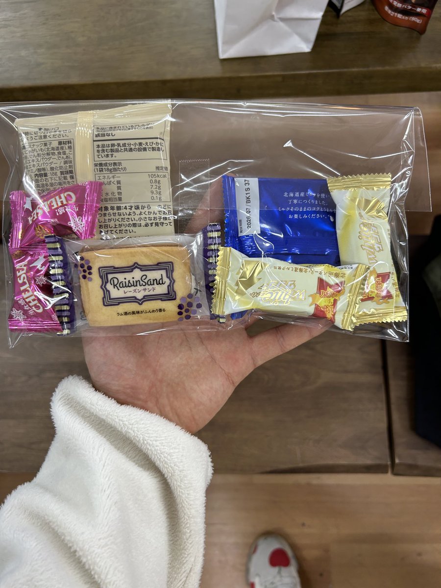 mainatsu0704's tweet photo. お店でこちらのお菓子をいただきました！｡ﾟ(ﾟ´Д｀ﾟ)ﾟ｡
とても美味しかった！ https://t.co/4ML050mS0g